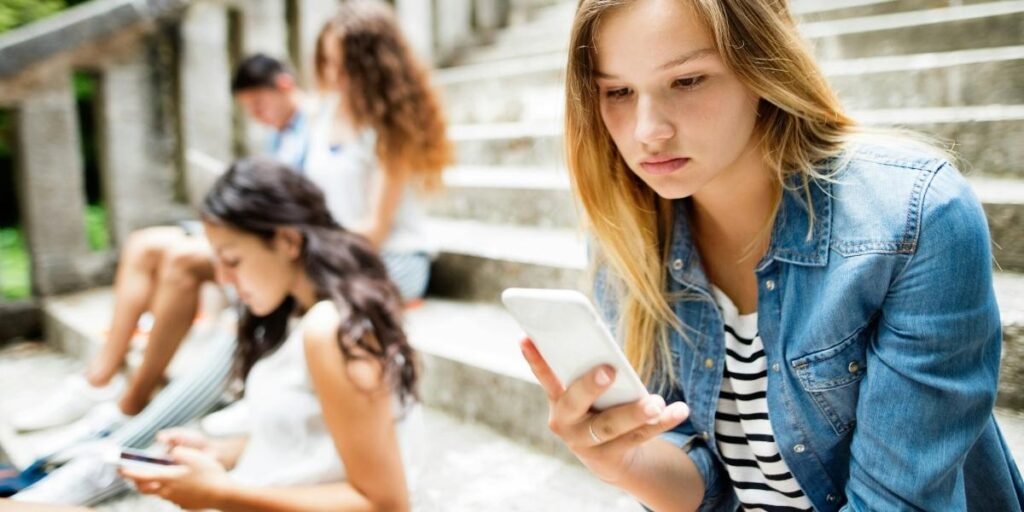 Why Social Circles Shrink Despite More Ways to Connect Online